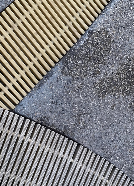 人行道上的金属栅栏，地铁站地板上的尺子和一把黄色雨伞的特写照片。图片下载