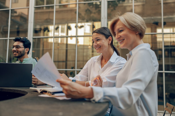 在办公室露台上工作的一群上班族。团队合作理念。高质量照片图片下载