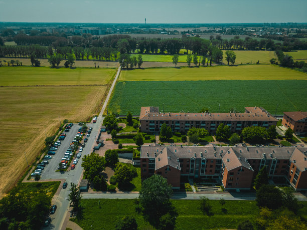 米兰省，意大利乡村无人机照片。伦巴第,Poasco图片下载