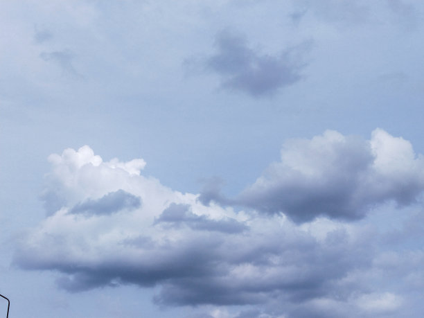 天空中灰色的积云酷似飞机的形状图片下载