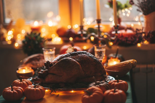 感恩节餐桌上的秋天装饰和南瓜图片下载