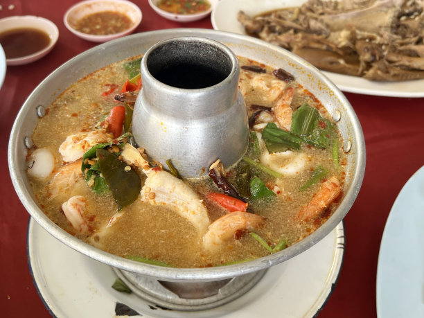 一张菜系汤的照片，辣海鲜汤图片下载