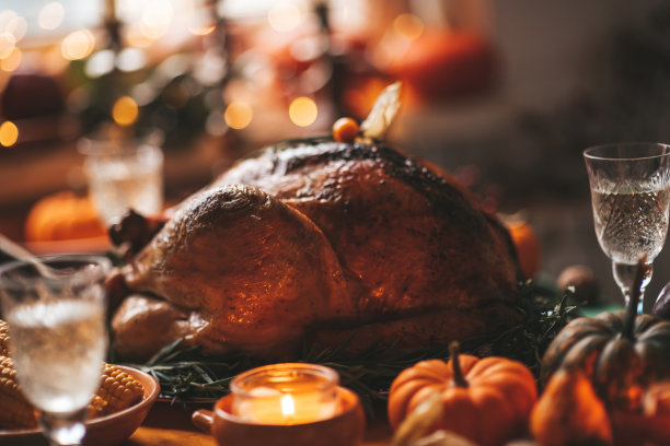 感恩节餐桌上的秋天装饰和南瓜图片下载