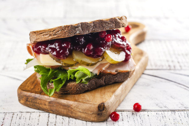 自制的感恩节剩菜三明治和火鸡图片下载