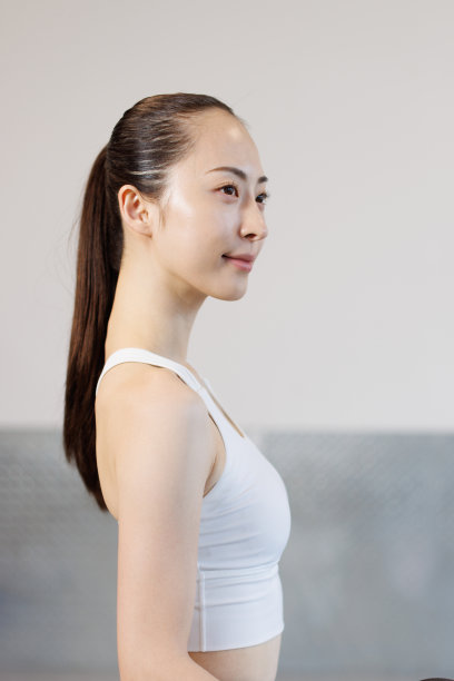 年轻亚洲女性在健身房的照片图片下载