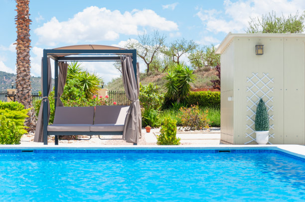 山水泳池蓝天白云。热带美丽的酒店。高质量照片图片下载