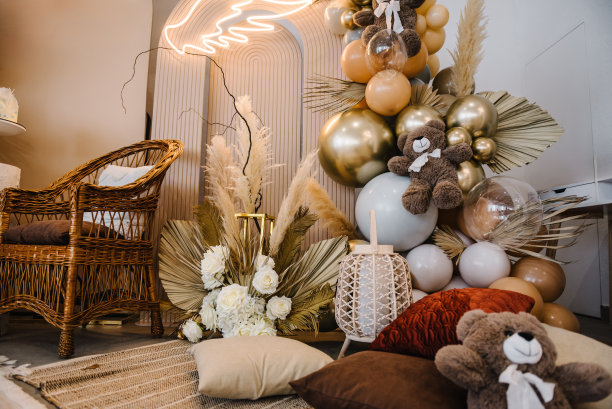 拱门，背景气球上有熊。照片墙上装饰天使翅膀、米色、棕色、金色气球。庆祝洗礼。男孩和女孩的生日聚会。时髦的秋天装饰与干树叶。图片下载