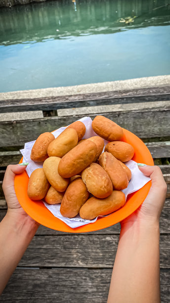 盘子里的圆形和椭圆形黑面包的特写照片。路堤根当是印尼阿南巴斯塔伦帕的典型美食。零食的概念，面筋，早餐，自制面包，碳水化合物，烘焙。图片下载