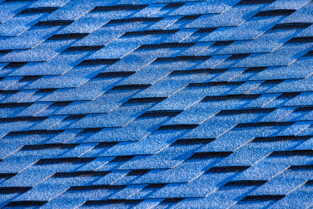由柔性瓦制成的蓝色屋顶瓦片，背景照片质感图片下载
