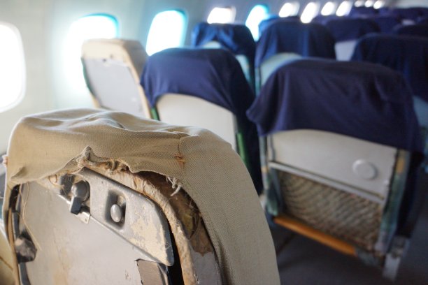旧飞机上破烂的座位图片下载