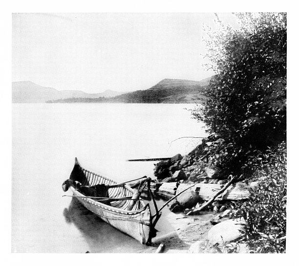 独木舟在阿迪朗达克山脉的湖，纽约州，美国，美国地理图片下载