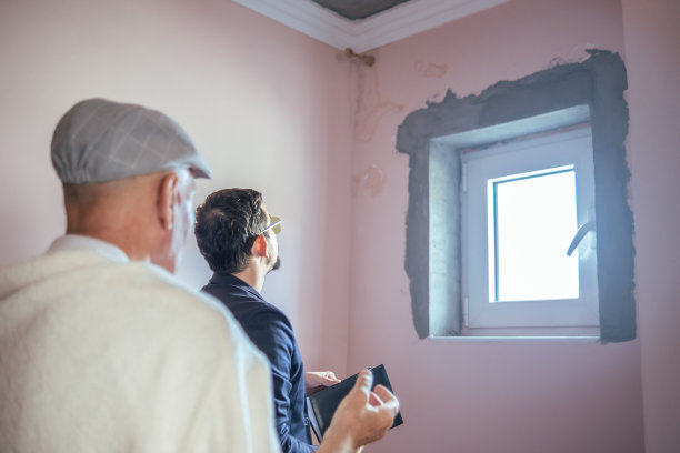 理赔员到老人家中检查损失情况图片下载