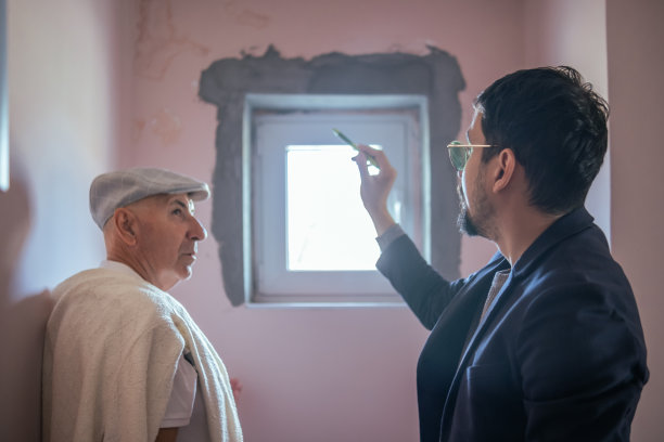 代理人在老人的家里调查索赔图片下载