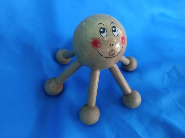 6腿章鱼掌按摩器放松和背部按摩器在蓝色背景图片下载