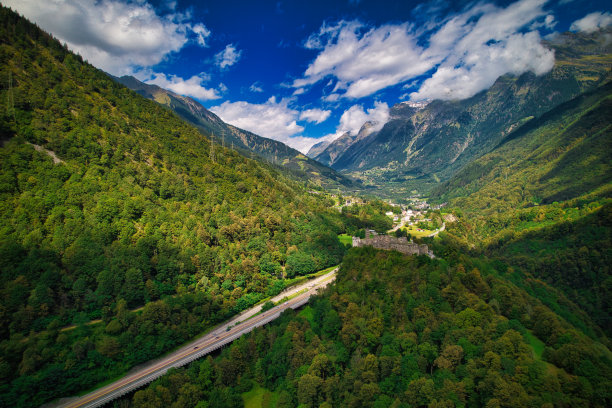 瑞士的中世纪城堡遗址。无人驾驶飞机的照片。图片下载