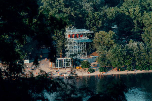 基辅左岸，特鲁哈尼夫岛和第聂伯河上的电车图片下载