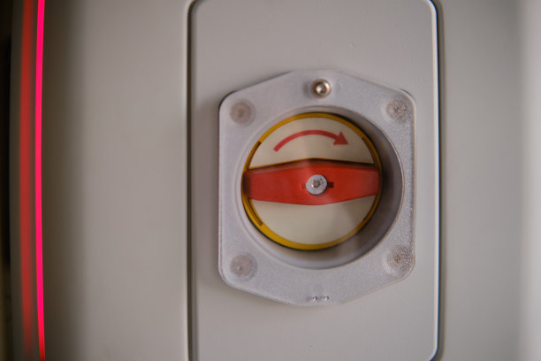 火车车厢门被强行打开时的紧急开关图片下载