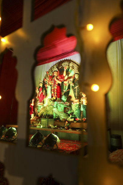 杜尔迦女神神像的脸部特写，在印度教中象征着力量和强度。这张照片是在杜尔加礼拜庆祝活动之前拍摄的图片下载