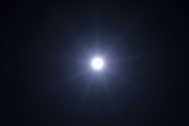 夜空中明亮的星星和蓝色星云的照片图片下载