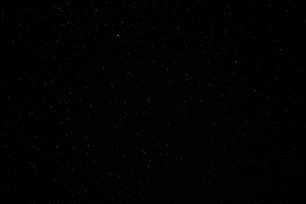 夜空中明亮的星星和蓝色星云的照片图片下载