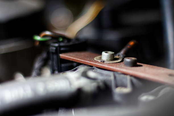 一辆旧欧洲汽车引擎盖下的照片图片下载