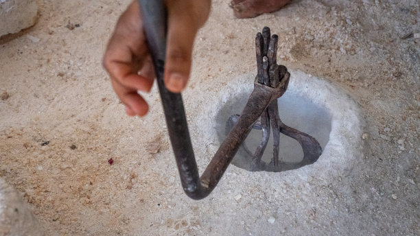 手转动手动铣削设备，以镂空石雕图片下载