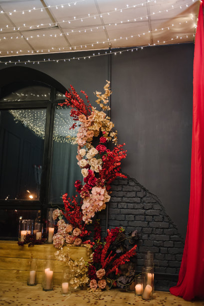 在餐厅浪漫约会。奢华的烛光装饰情侣在情人节。地点有拱门，墙壁，照片区装饰鲜花，装饰蜡烛惊喜求婚。图片下载