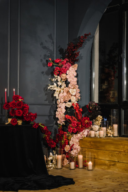 用蜡烛装饰，惊喜求婚。在餐厅浪漫约会。情人节情侣烛光装饰。地点有拱廊、墙面、照片区装饰鲜花。的婚礼。图片下载