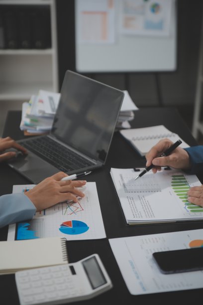 财务业务团队出席。商人手里拿的文件有金融统计、股票照片、讨论、分析报告数据的图表。财务概念图片下载