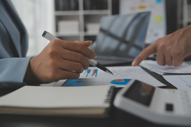 财务业务团队出席。商人手里拿的文件有金融统计、股票照片、讨论、分析报告数据的图表。财务概念图片下载