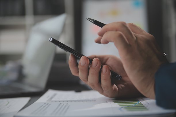 财务业务团队出席。商人手里拿的文件有金融统计、股票照片、讨论、分析报告数据的图表。财务概念图片下载