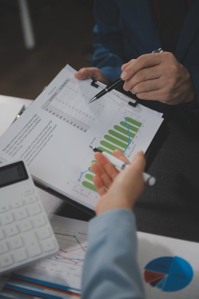 财务业务团队出席。商人手里拿的文件有金融统计、股票照片、讨论、分析报告数据的图表。财务概念图片下载