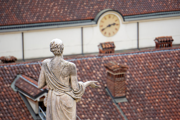 抽象派照片检查时间。雕像正看着墙上的钟。图片下载