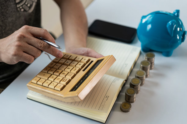 年轻人和一堆硬币计划增加储蓄策略和一堆硬币为未来规划基金。特写照片图片下载