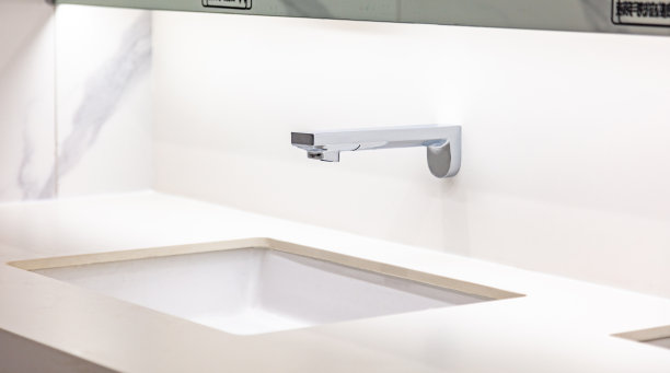 公共厕所的水槽和自动水龙头图片下载