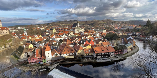 一张有河有桥的小镇的照片，城堡般的建筑在河的边上有桥。图片下载