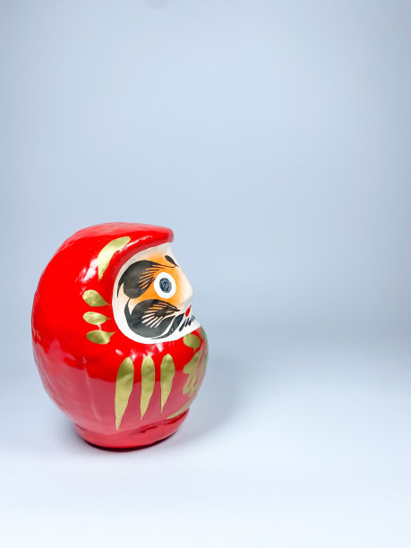 红色达摩不倒翁，日本的毛绒玩具，没有腿和手，禅宗创始人菩提达摩的形象，象征着幸运和希望图片下载