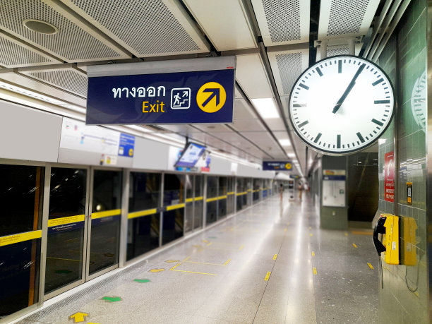 在地下火车站的24小时。图片下载