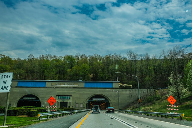 宾夕法尼亚收费公路旁的隧道图片下载