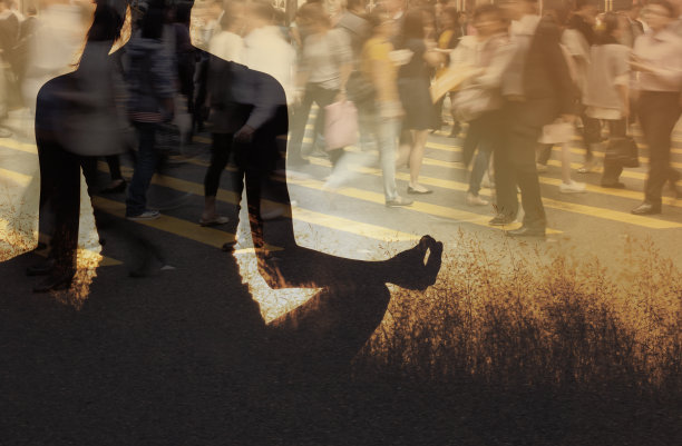 在繁忙繁忙的城市环境中沉思的女人感到平静。图片下载