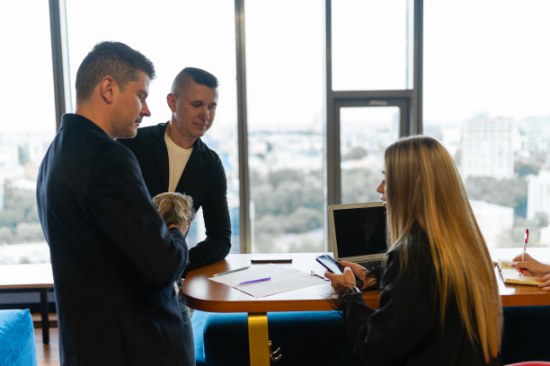 在办公室工作的同事中，狮子狗抱在一起图片下载