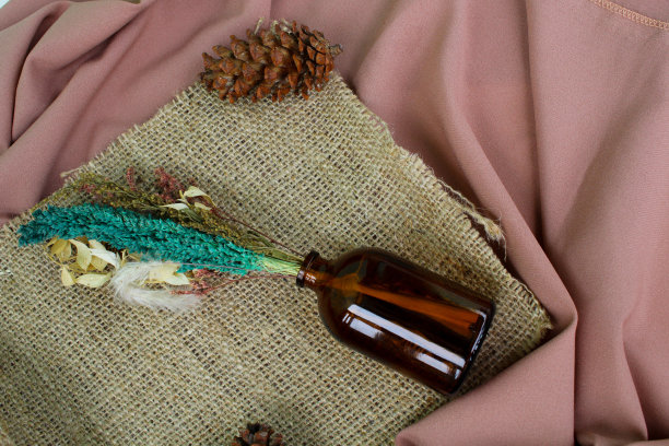 印度尼西亚日惹——2021年1月4日:热带背景，一个装满干花的瓶子花瓶图片下载