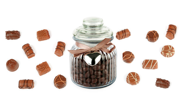 巧克力和巧克力糖浆装在白色背景的玻璃罐中。宽的照片。文本的自由空间。拼贴画。图片下载