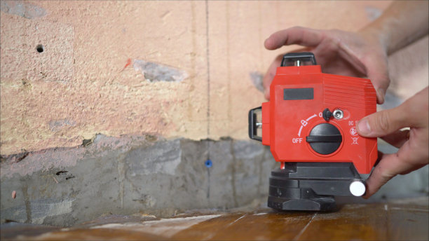 修复，将激光曝露在墙上。用激光水平仪把墙壁弄平。使用激光水平仪在墙上安装新瓷砖图片下载