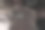 波旁威士忌，桌上放着古老的西部帽子。前视图。图片下载