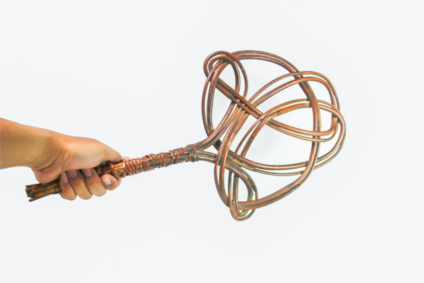 一个传统的床垫打蛋器，来自印度尼西亚，由藤条制成图片下载