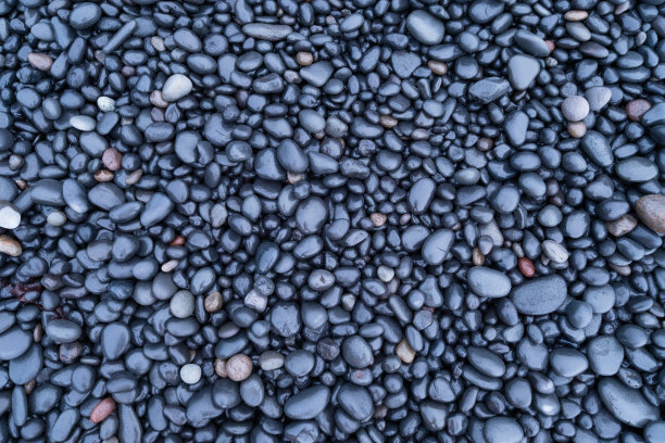 灰色的鹅卵石作为背景。沙滩上的圆石头。摄影用于设计。图片的背景和壁纸。自然界的纹理。图片下载
