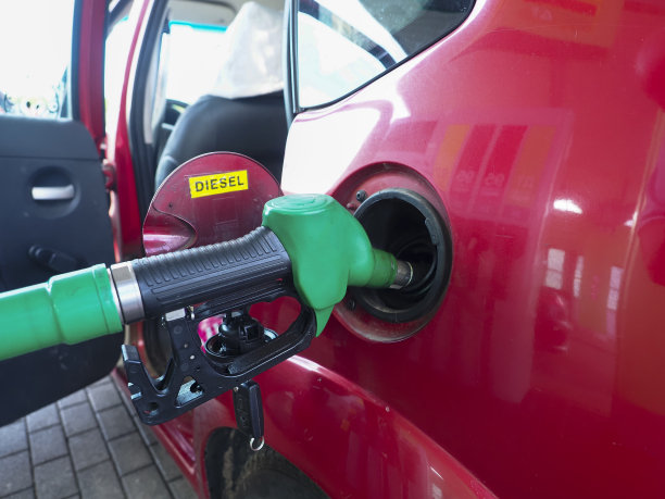 在加油站给汽车加油，照片特写图片下载