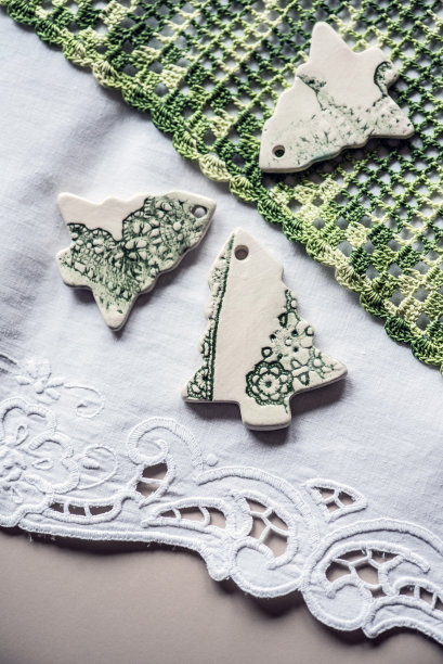 手工陶瓷圣诞树装饰图片下载