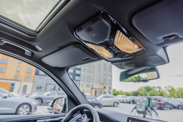 全景天窗控制面板的特写视图在汽车与内部灯打开图片下载